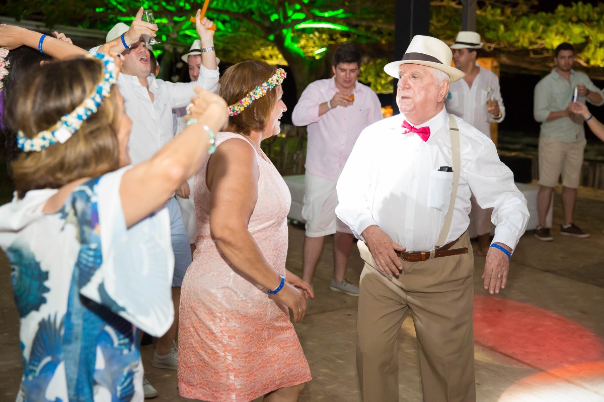 casamento, casar na praia , casando na praia, lapis de noiva , vestido de noiva, veu de noiva, arraial dajuda, casar em arraial dajuda casar na bahia , wedding, casar na praia, sim no altar, casei, noiva, noivo,pagens, decoracao de casamento, emoça