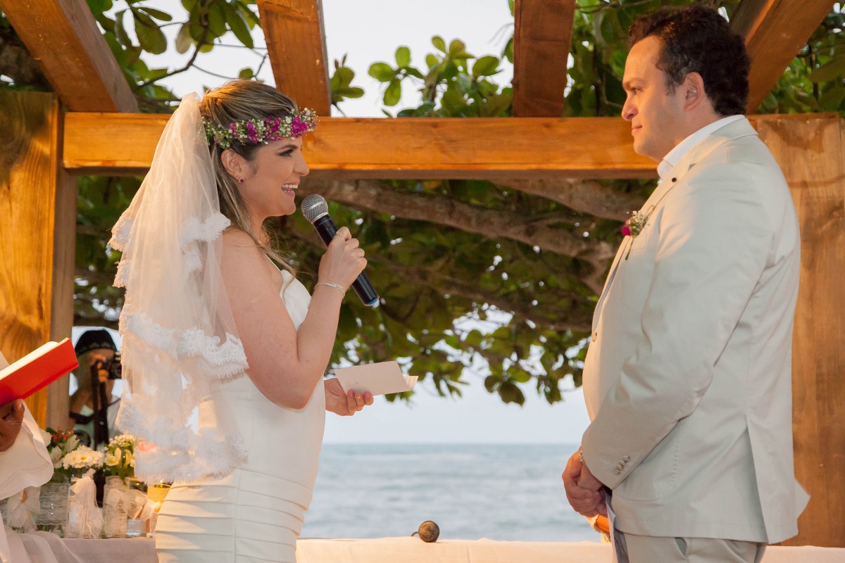 casamento, casar na praia , casando na praia, lapis de noiva , vestido de noiva, veu de noiva, arraial dajuda, casar em arraial dajuda casar na bahia , wedding, casar na praia, sim no altar, casei, noiva, noivo,pagens, decoracao de casamento, emoça