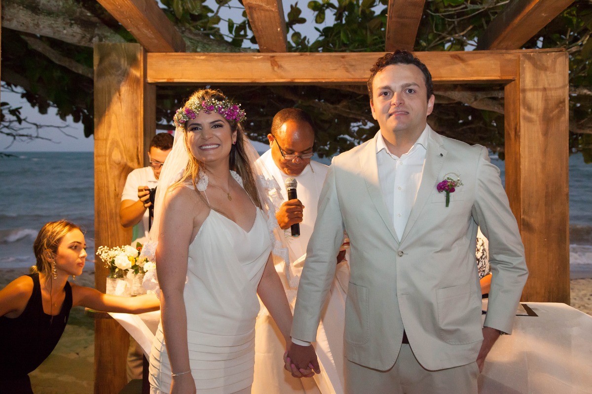 casamento, casar na praia , casando na praia, lapis de noiva , vestido de noiva, veu de noiva, arraial dajuda, casar em arraial dajuda casar na bahia , wedding, casar na praia, sim no altar, casei, noiva, noivo,pagens, decoracao de casamento, emoça
