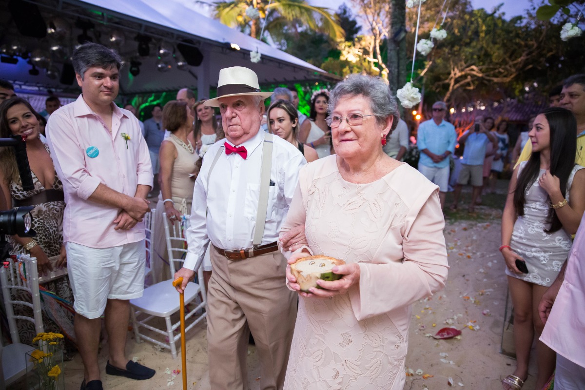 casamento, casar na praia , casando na praia, lapis de noiva , vestido de noiva, veu de noiva, arraial dajuda, casar em arraial dajuda casar na bahia , wedding, casar na praia, sim no altar, casei, noiva, noivo,pagens, decoracao de casamento, emoça