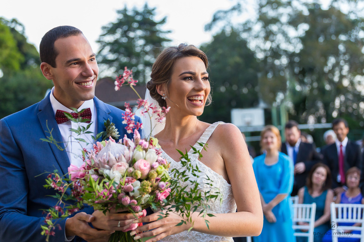 casal no altar segurando o buque