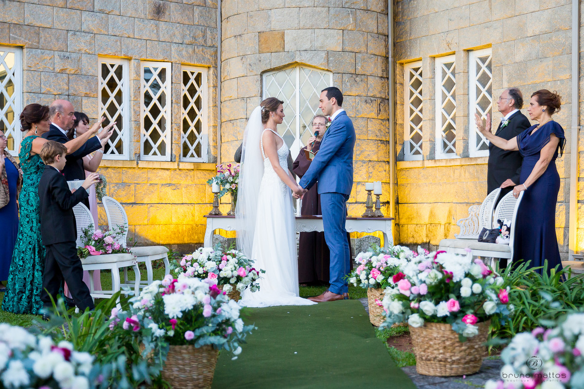 casal recebendo a bença do frei
