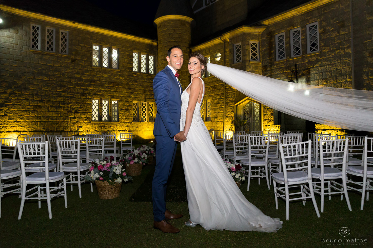 casal com o castelo ao fundo iluminado