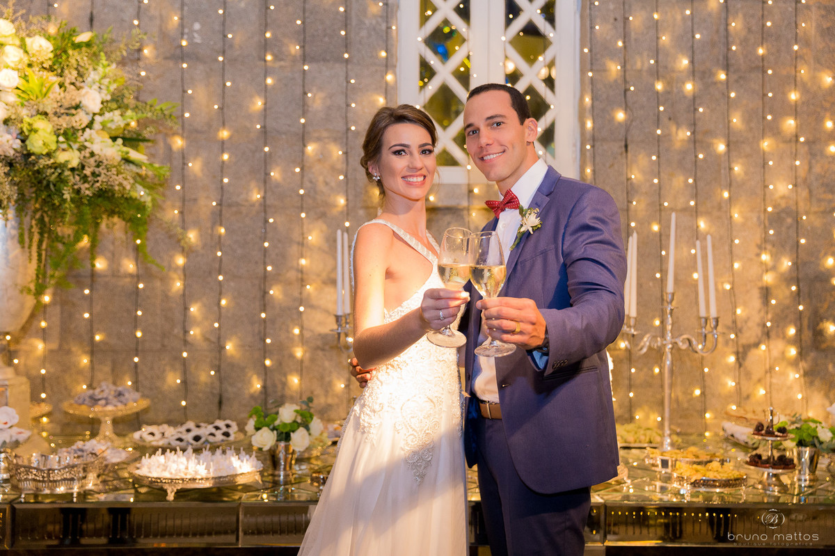 brinde do casal no bolo