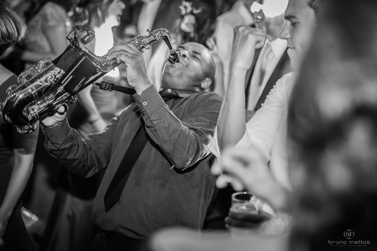 saxofone na pista de dança tocando