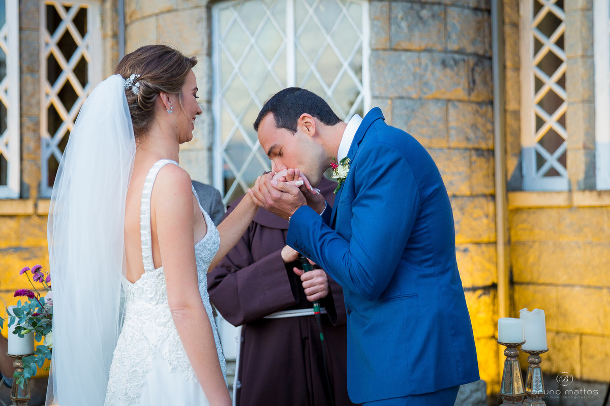 noivo beijando a mão da noiva