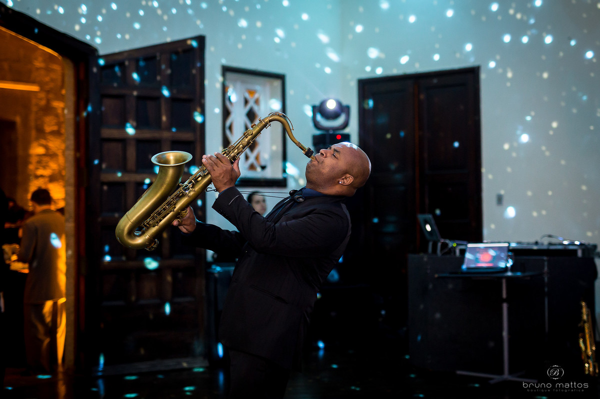 saxofonista tocando