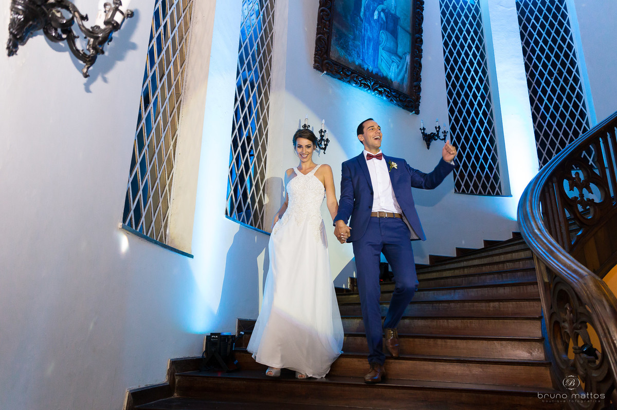 casal descendo as escadas