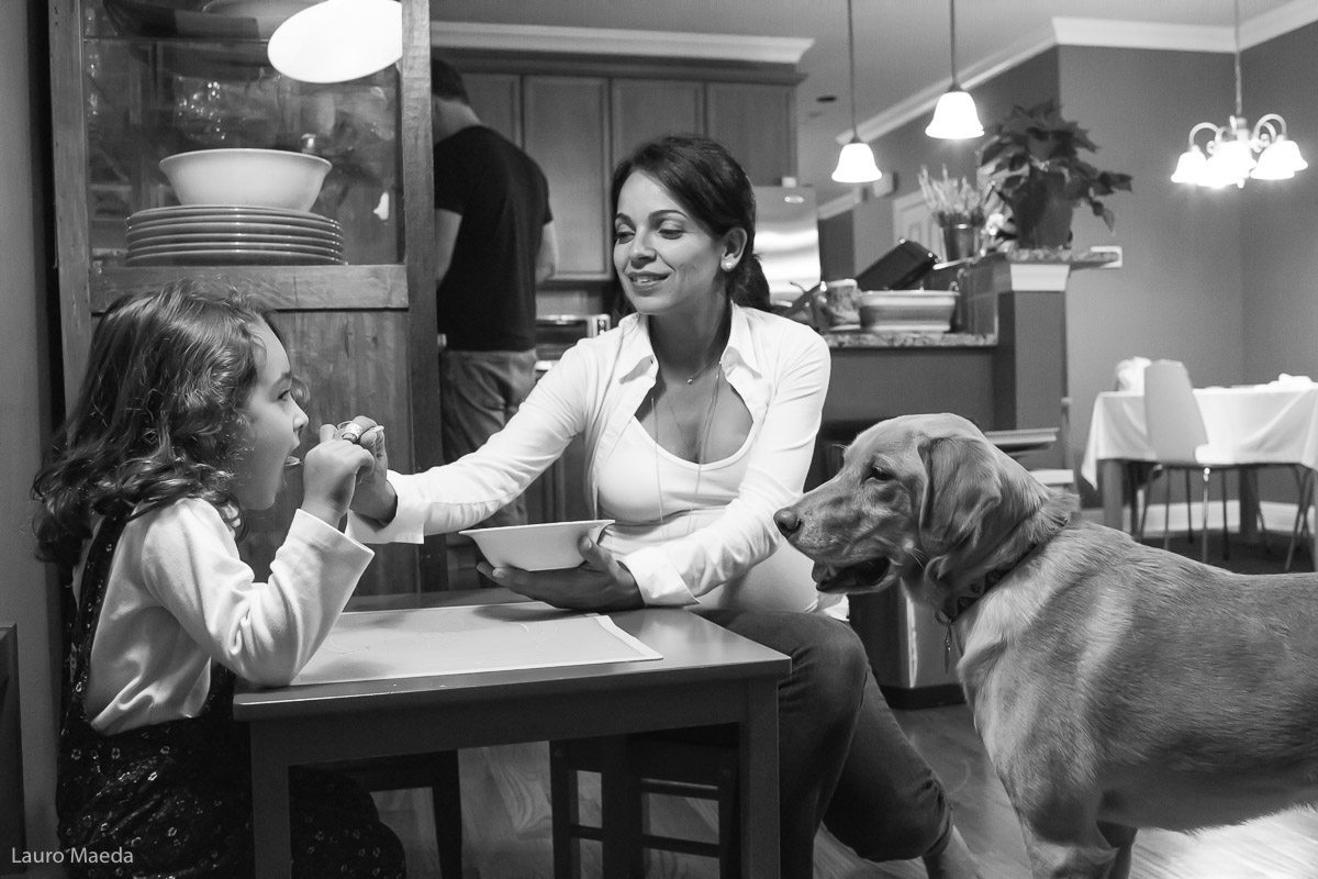 Monica dando comida para a Clara