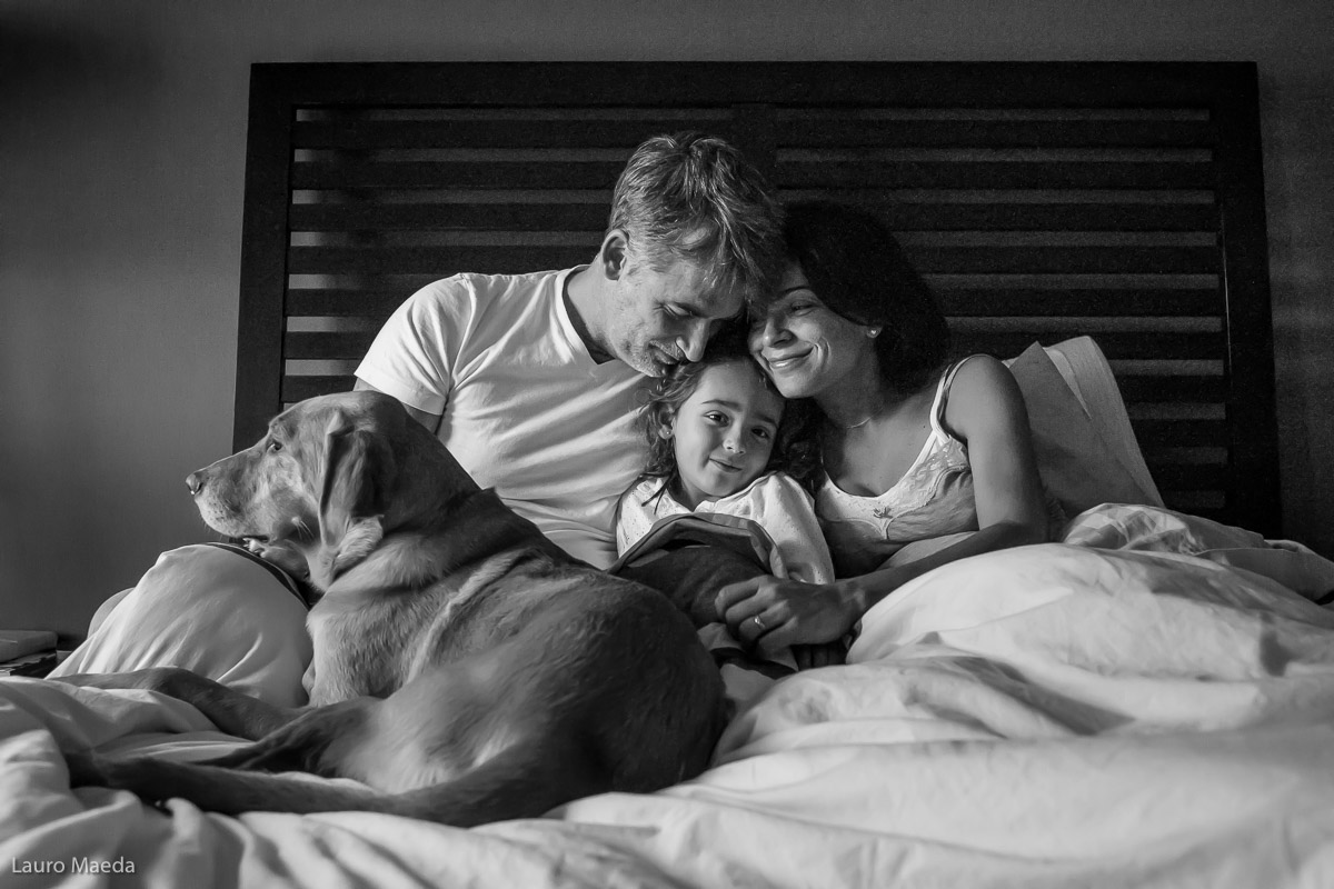 Fabio, Monica, Clara e Dolce na cama pela manhã