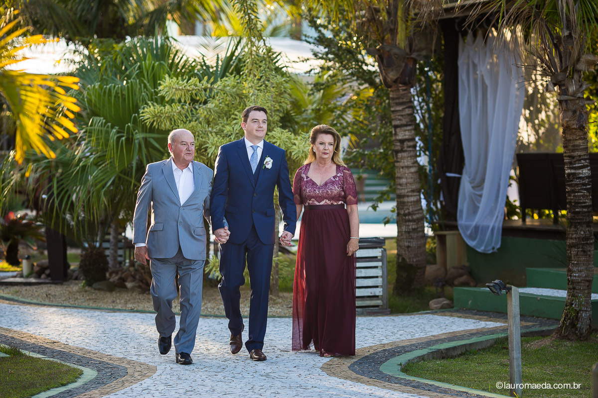 O noivo Raphael e seus pais seguindo para a cerimônia