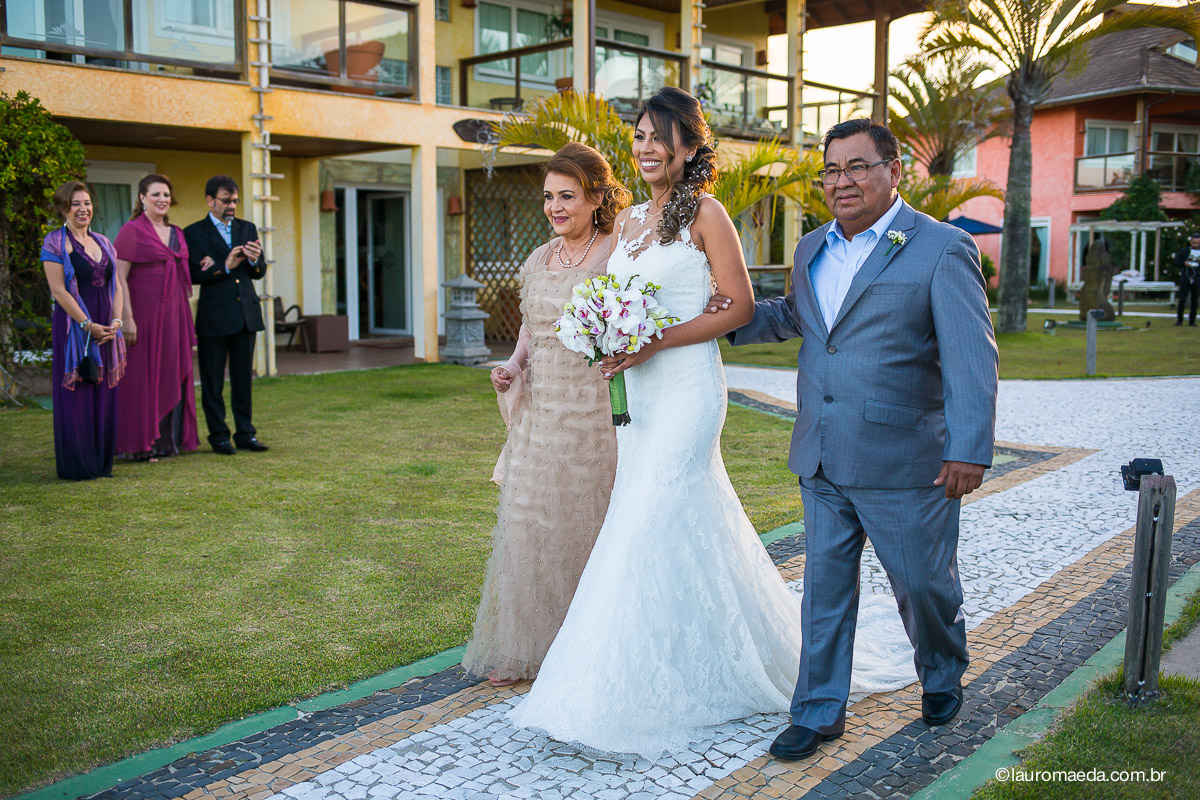 Ingrid chegando no altar com seus pais