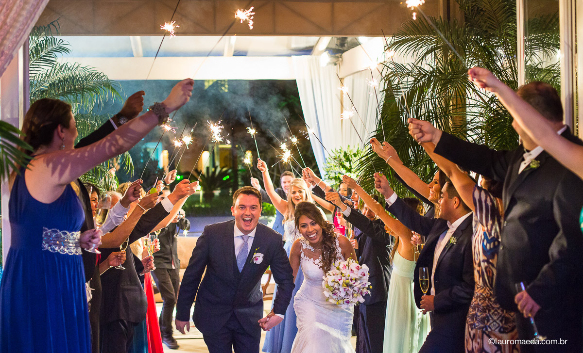 A entrado dos noivos na festa de casamento