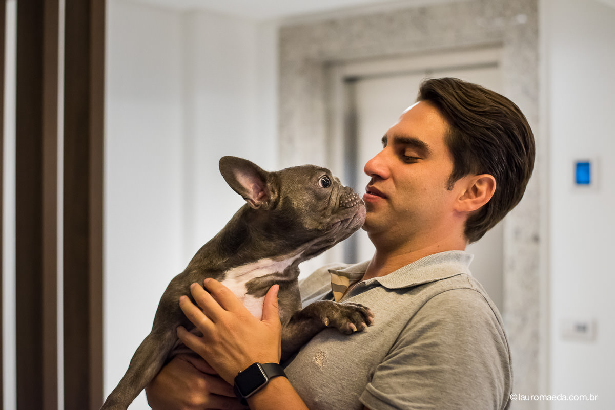 O noivo Antonio brincando com o cachorrinho