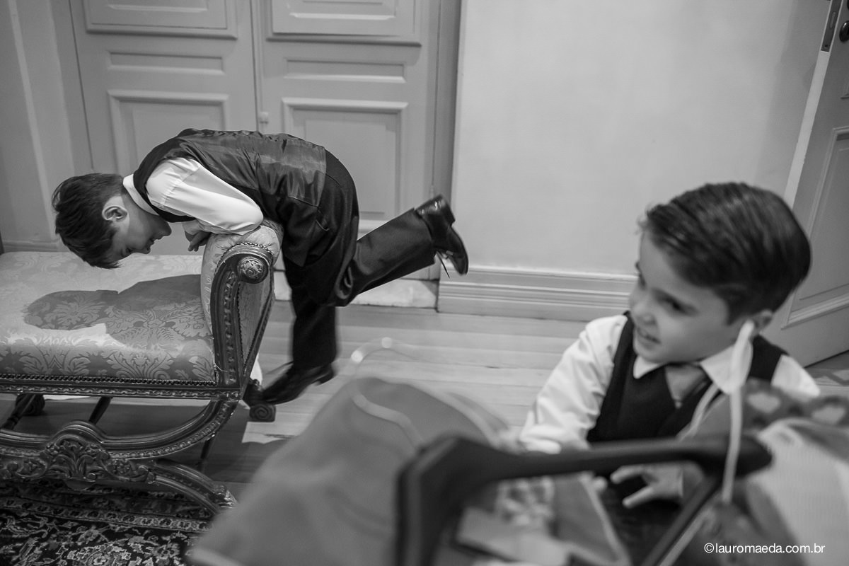Pajens brincando durante do making of da noiva