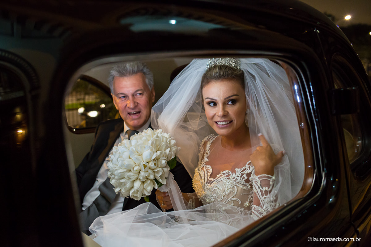 Noiva Camila no carro com o pai