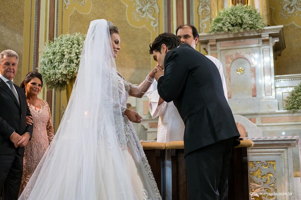 noivo beijando a mão da noiva