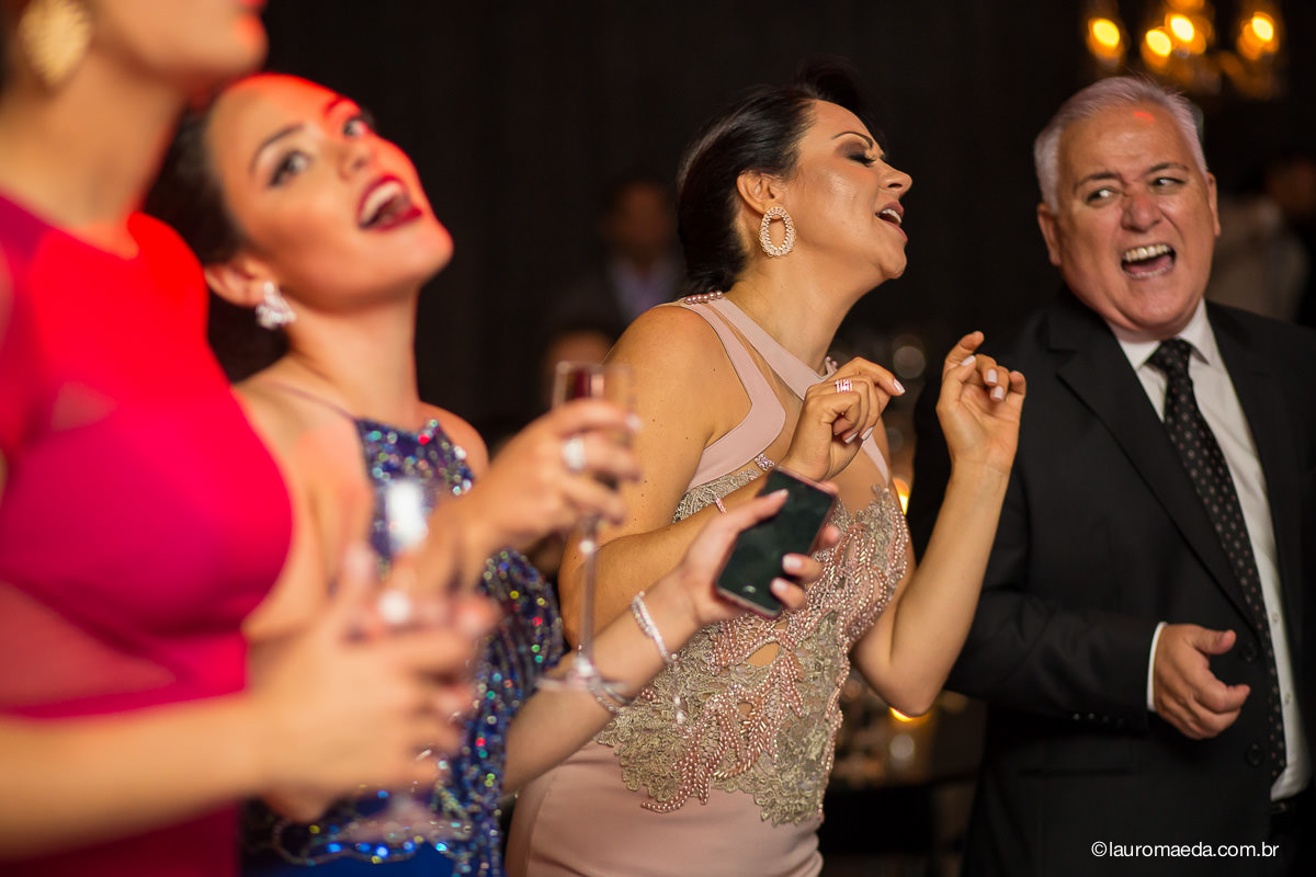 Convidados dançando na festa da Camila e Antonio