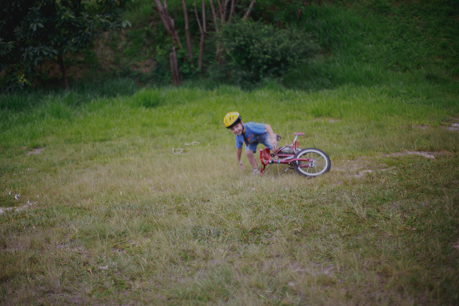 Fotos de criança, criança, life style, fotos de família, nara correa fotografia, nara correa, brincadeira de criança, ar livre, fotos ao ar livre, a vida como ela é, feliz