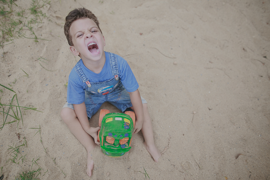 Fotos de criança, criança, life style, fotos de família, nara correa fotografia, nara correa, brincadeira de criança, ar livre, fotos ao ar livre, a vida como ela é, feliz