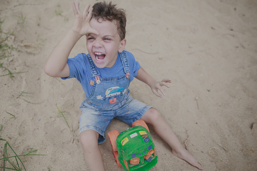 Fotos de criança, criança, life style, fotos de família, nara correa fotografia, nara correa, brincadeira de criança, ar livre, fotos ao ar livre, a vida como ela é, feliz