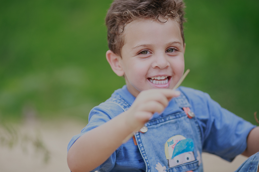 Fotos de criança, criança, life style, fotos de família, nara correa fotografia, nara correa, brincadeira de criança, ar livre, fotos ao ar livre, a vida como ela é, feliz