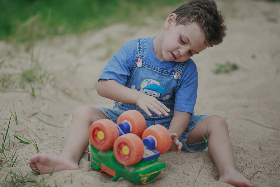 Fotos de criança, criança, life style, fotos de família, nara correa fotografia, nara correa, brincadeira de criança, ar livre, fotos ao ar livre, a vida como ela é, feliz