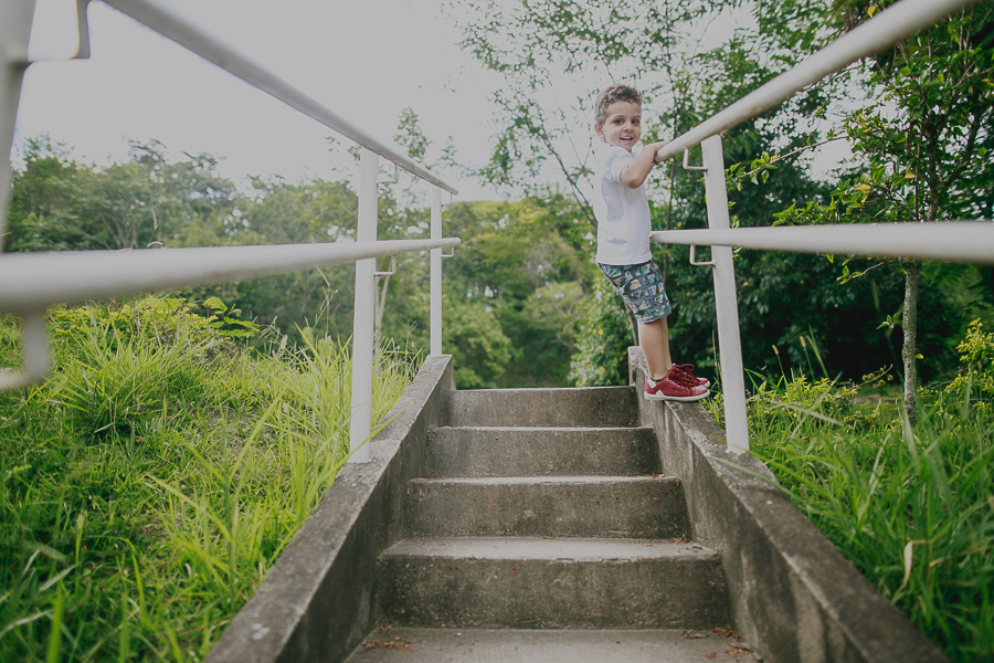 Fotos de criança, criança, life style, fotos de família, nara correa fotografia, nara correa, brincadeira de criança, ar livre, fotos ao ar livre, a vida como ela é, feliz