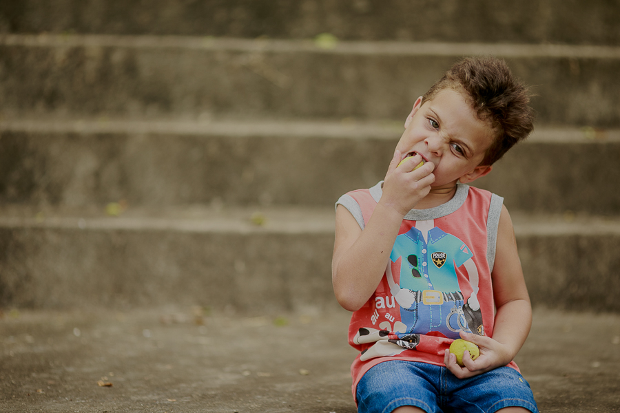 Fotos de criança, criança, life style, fotos de família, nara correa fotografia, nara correa, brincadeira de criança, ar livre, fotos ao ar livre, a vida como ela é, feliz