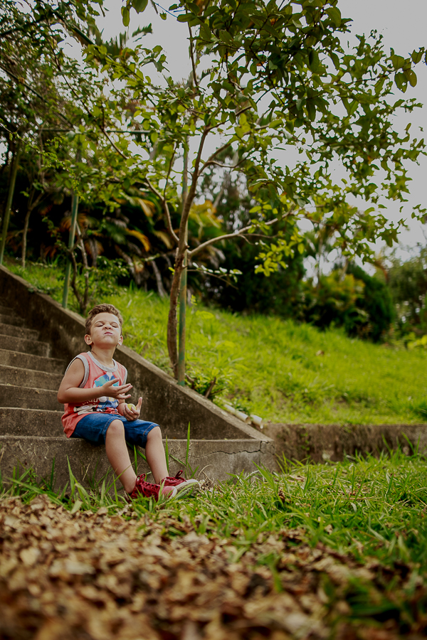 Fotos de criança, criança, life style, fotos de família, nara correa fotografia, nara correa, brincadeira de criança, ar livre, fotos ao ar livre, a vida como ela é, feliz