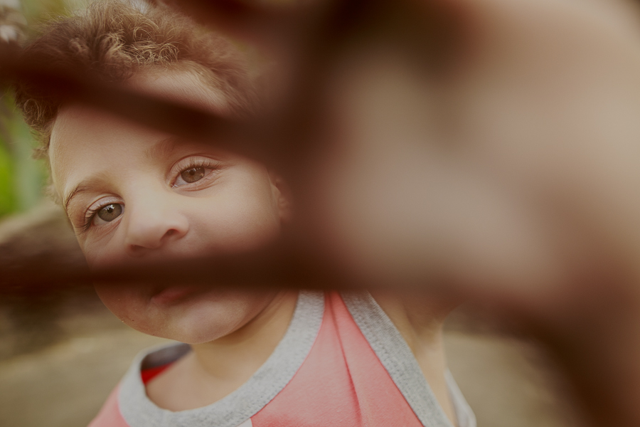 Fotos de criança, criança, life style, fotos de família, nara correa fotografia, nara correa, brincadeira de criança, ar livre, fotos ao ar livre, a vida como ela é, feliz