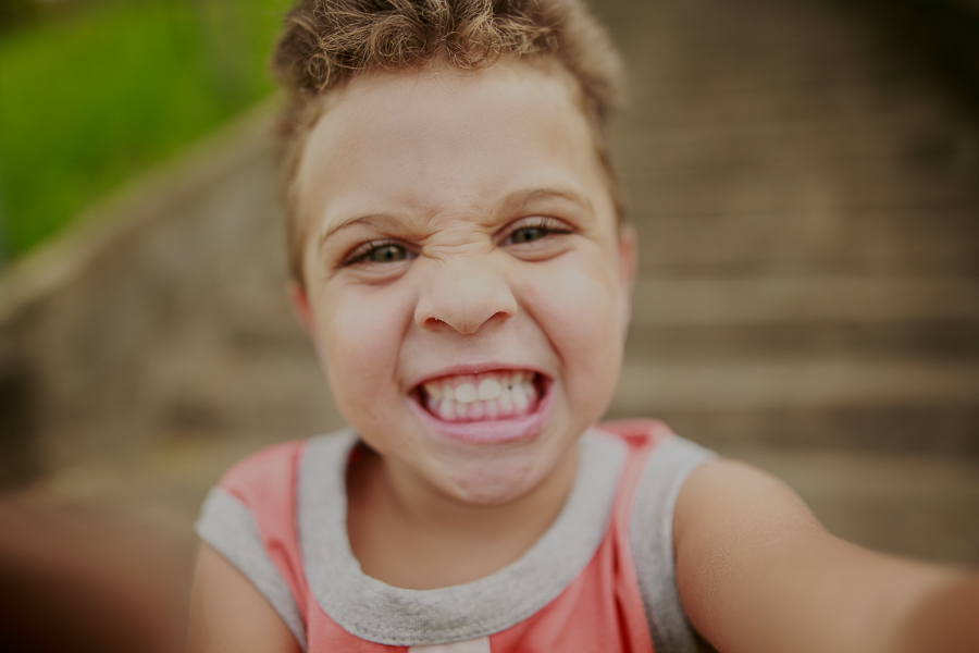 Fotos de criança, criança, life style, fotos de família, nara correa fotografia, nara correa, brincadeira de criança, ar livre, fotos ao ar livre, a vida como ela é, feliz
