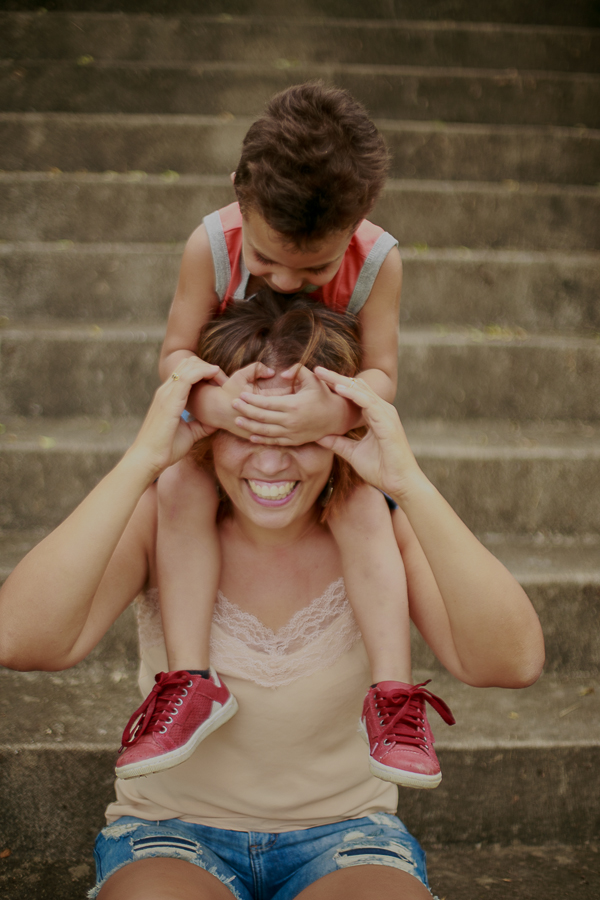 Fotos de criança, criança, life style, fotos de família, nara correa fotografia, nara correa, brincadeira de criança, ar livre, fotos ao ar livre, a vida como ela é, feliz