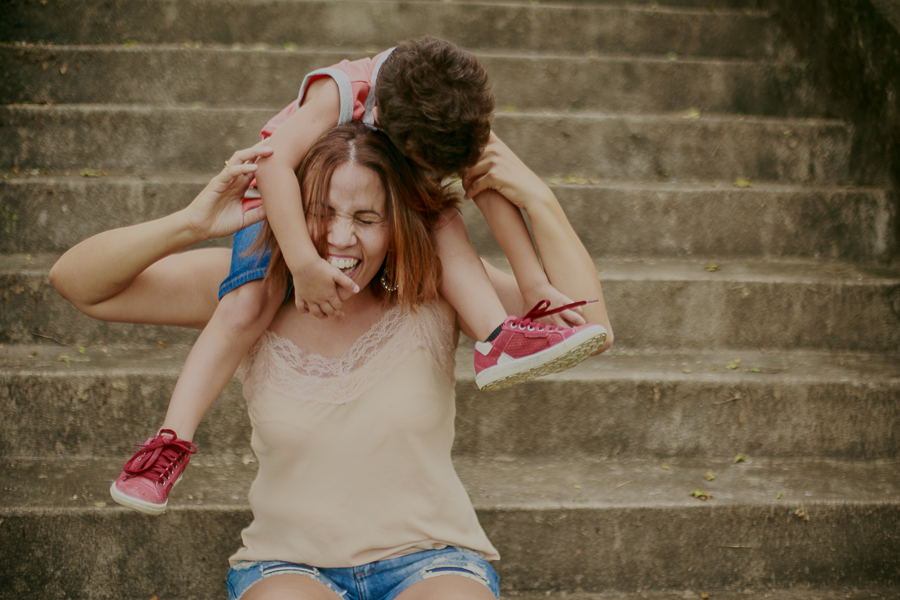 Fotos de criança, criança, life style, fotos de família, nara correa fotografia, nara correa, brincadeira de criança, ar livre, fotos ao ar livre, a vida como ela é, feliz