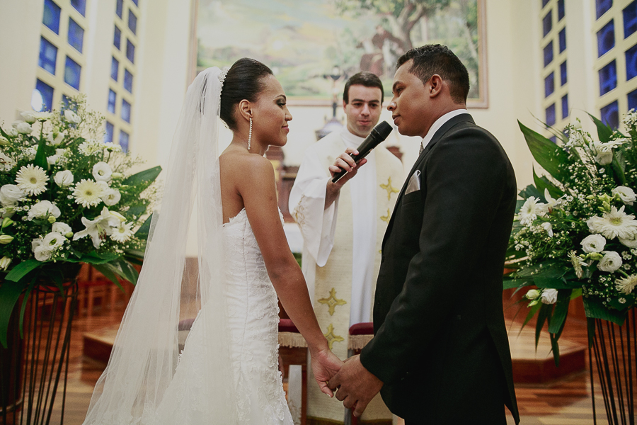 Casamento em Caeté, casamento, casamento Igreja, casamento igreja São Francisco de Asiss, São Francisco de Asis, noiva, noivos, making, lindos, casamento do ano, sapato vermelho, vestido lindo, Caeté,
