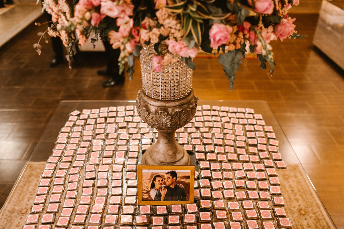 Decoração do salão de festas. Foto pelo fotógrafo de casamento Gabriel Pelaquim.