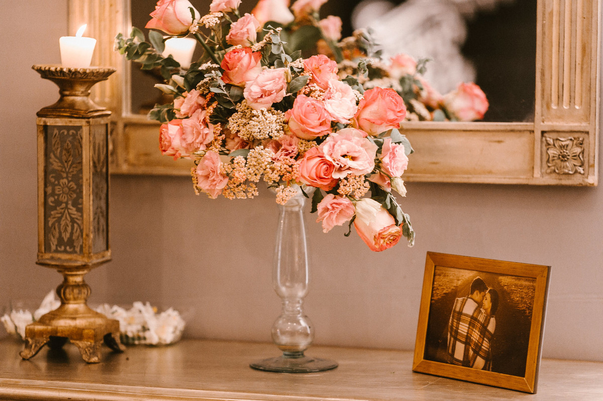 Decoração do salão de festas. Foto pelo fotógrafo de casamento Gabriel Pelaquim.