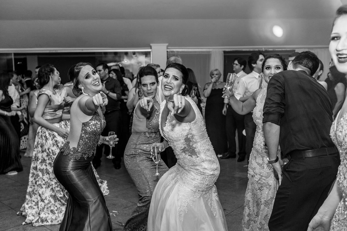 Festa de casamento da Letícia e do Marcus em Brasília. Foto feita pelo fotógrafo de casamento Gabriel Pelaquim.