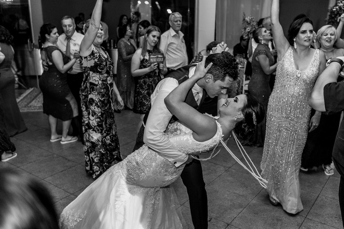 Festa de casamento da Letícia e do Marcus em Brasília. Foto feita pelo fotógrafo de casamento Gabriel Pelaquim.