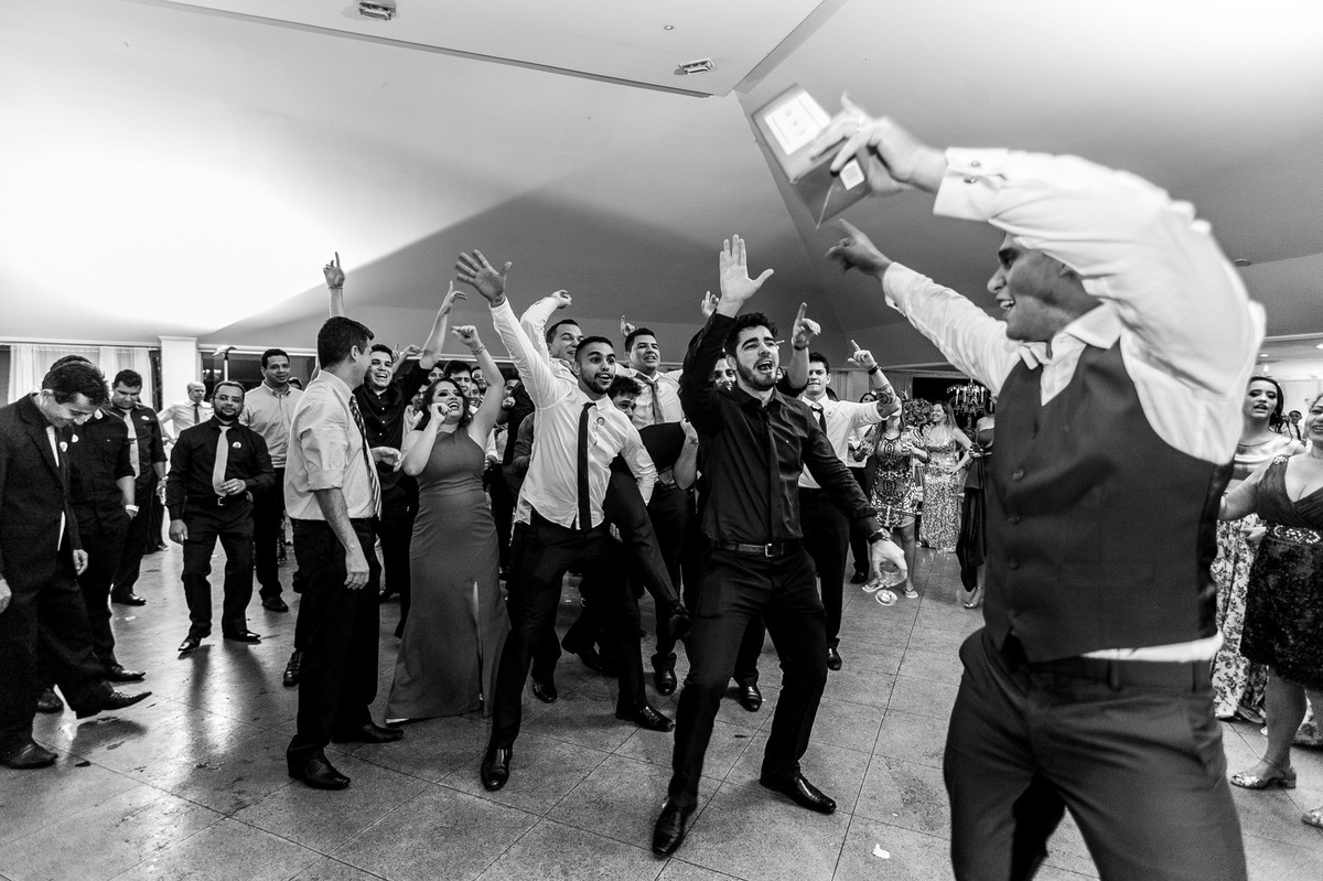 Festa de casamento da Letícia e do Marcus em Brasília. Foto feita pelo fotógrafo de casamento Gabriel Pelaquim.