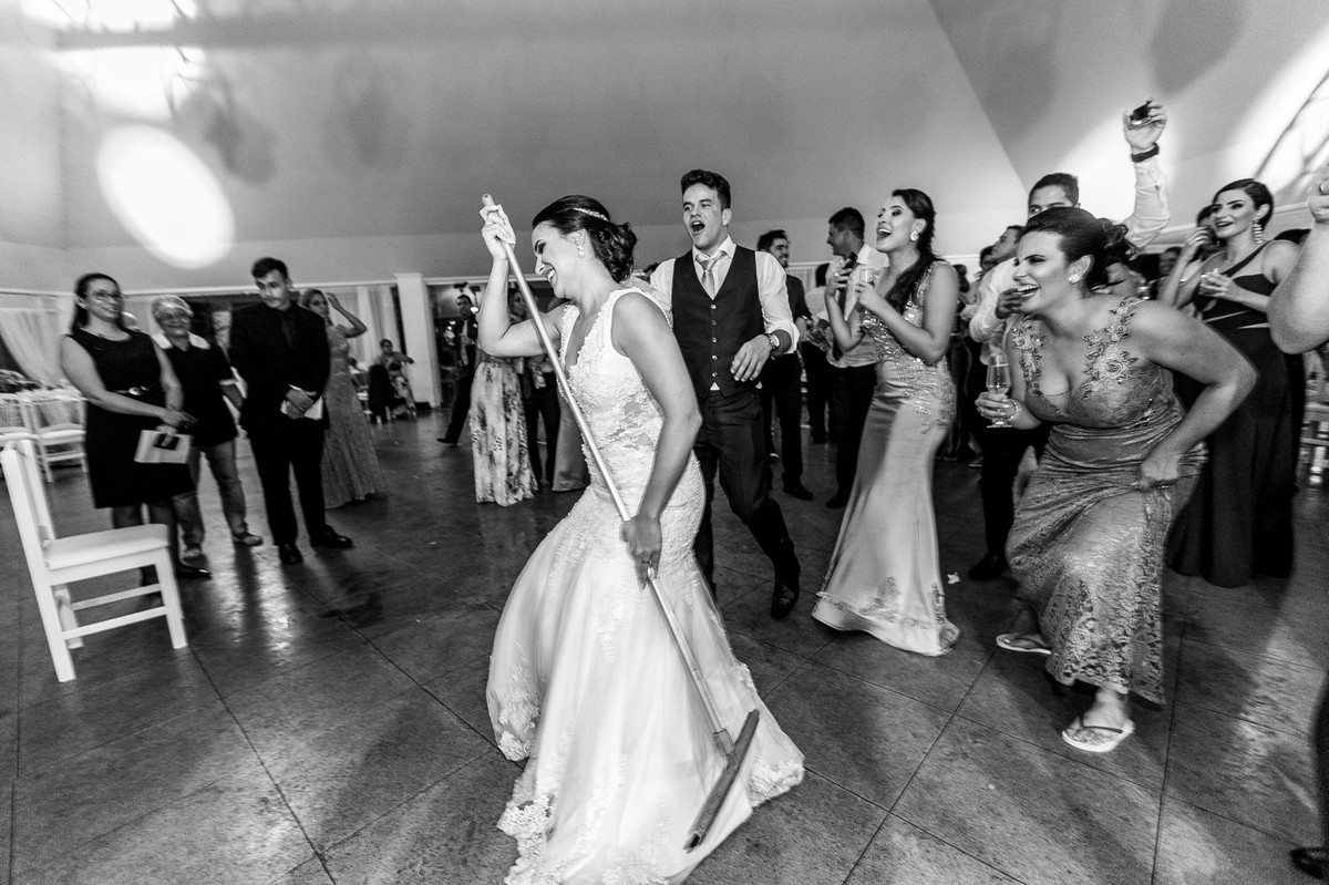 Festa de casamento da Letícia e do Marcus em Brasília. Foto feita pelo fotógrafo de casamento Gabriel Pelaquim.