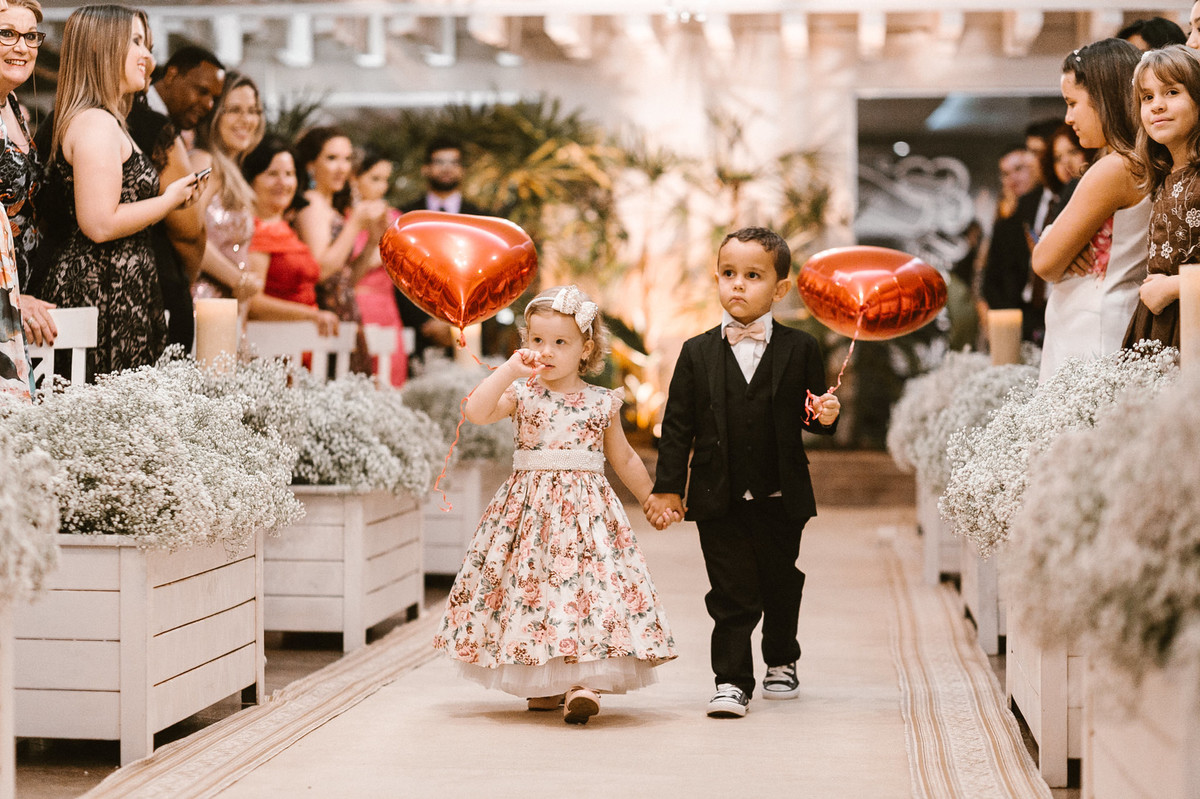 Entrada dos daminhos. Foto pelo fotógrafo de casamento Gabriel Pelaquim.