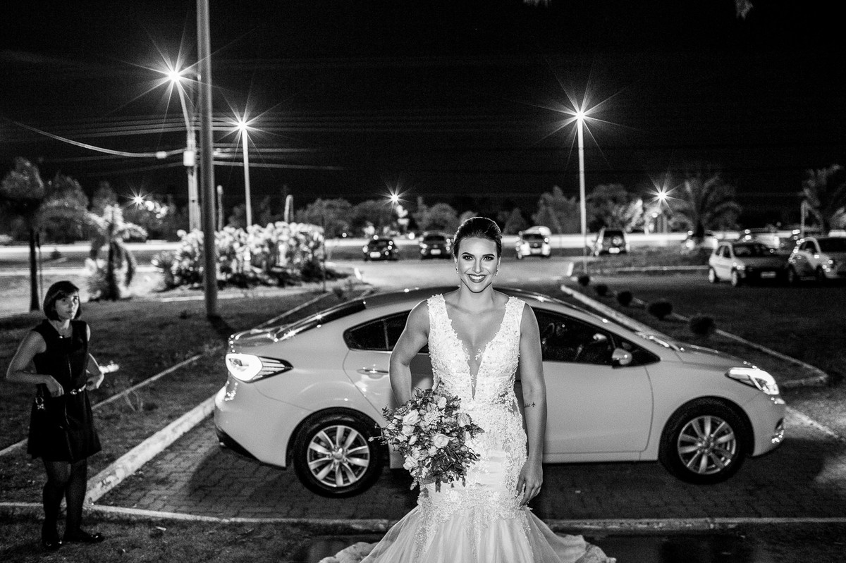 Noiva se preparando para entrar. Foto pelo fotógrafo de casamento Gabriel Pelaquim.