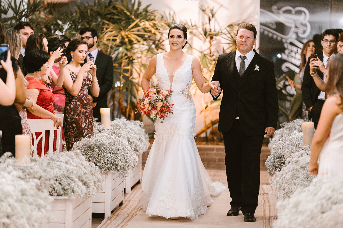 Entrada da noiva. Foto pelo fotógrafo de casamento Gabriel Pelaquim.