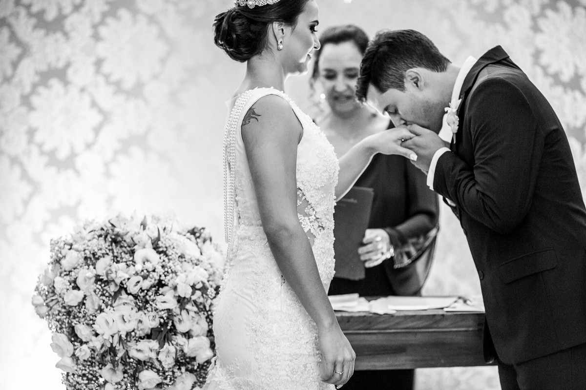Troca de Alianças. Casamento da Letícia e do Marcus em Brasília. Foto pelo fotógrafo de casamento Gabriel Pelaquim.