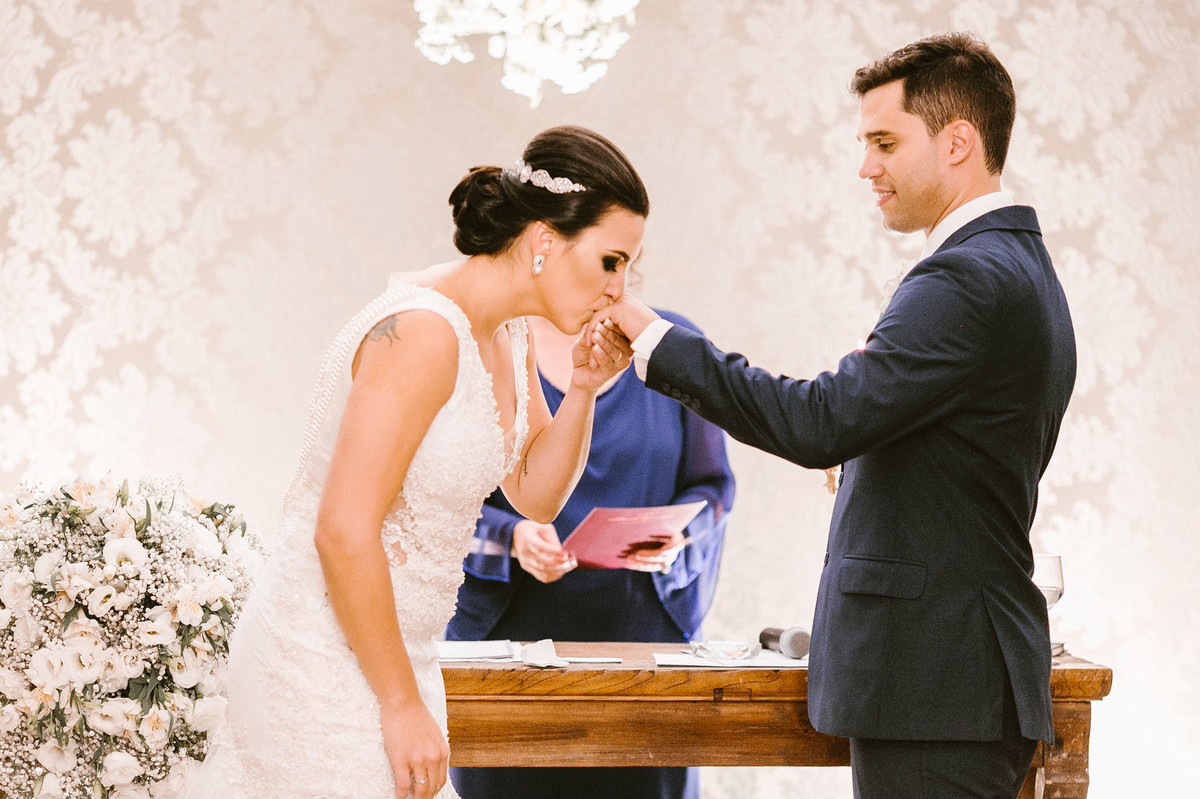 Troca de Alianças. Casamento da Letícia e do Marcus em Brasília. Foto pelo fotógrafo de casamento Gabriel Pelaquim.