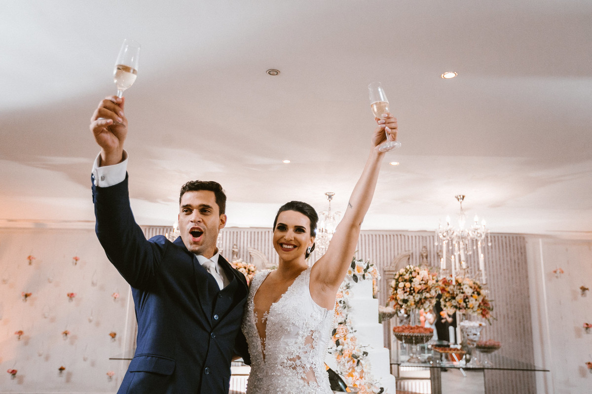Brinde dos noivos Letícia e Marcus na festa de casamento. Foto feita pelo fotógrafo de casamento Gabriel Pelaquim.