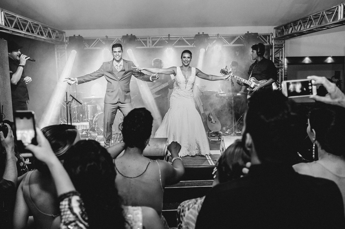 Show ao vivo da festa de casamento da Letícia e do Marcus. Foto feita pelo fotógrafo de casamento Gabriel Pelaquim.