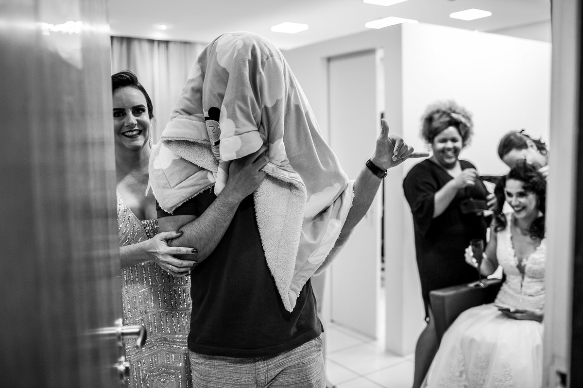Making of dos noivos. Foto pelo fotógrafo de casamento Gabriel Pelaquim.