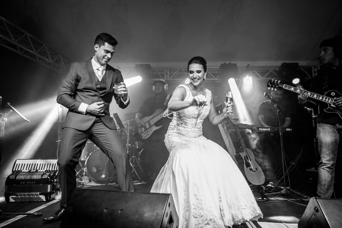 Show ao vivo da festa de casamento da Letícia e do Marcus. Foto feita pelo fotógrafo de casamento Gabriel Pelaquim.